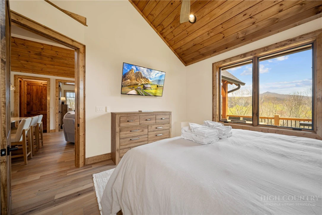 Image number 16 for the current listing