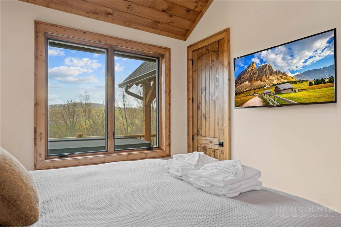 Image number 19 for the current listing