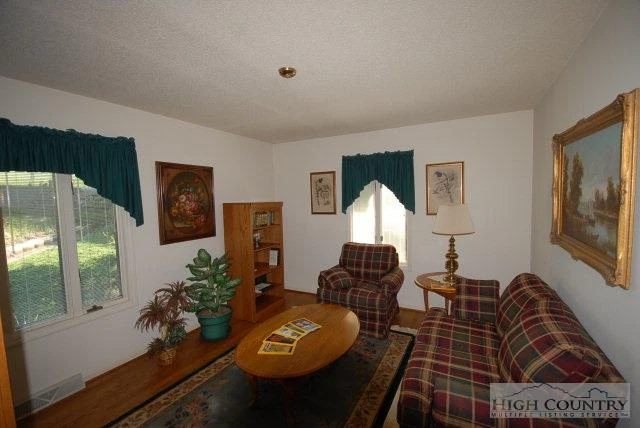 Image number 8 for the current listing