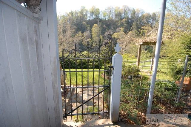 Image number 17 for the current listing