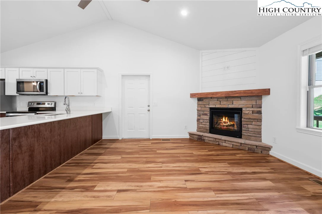Image number 14 for the current listing