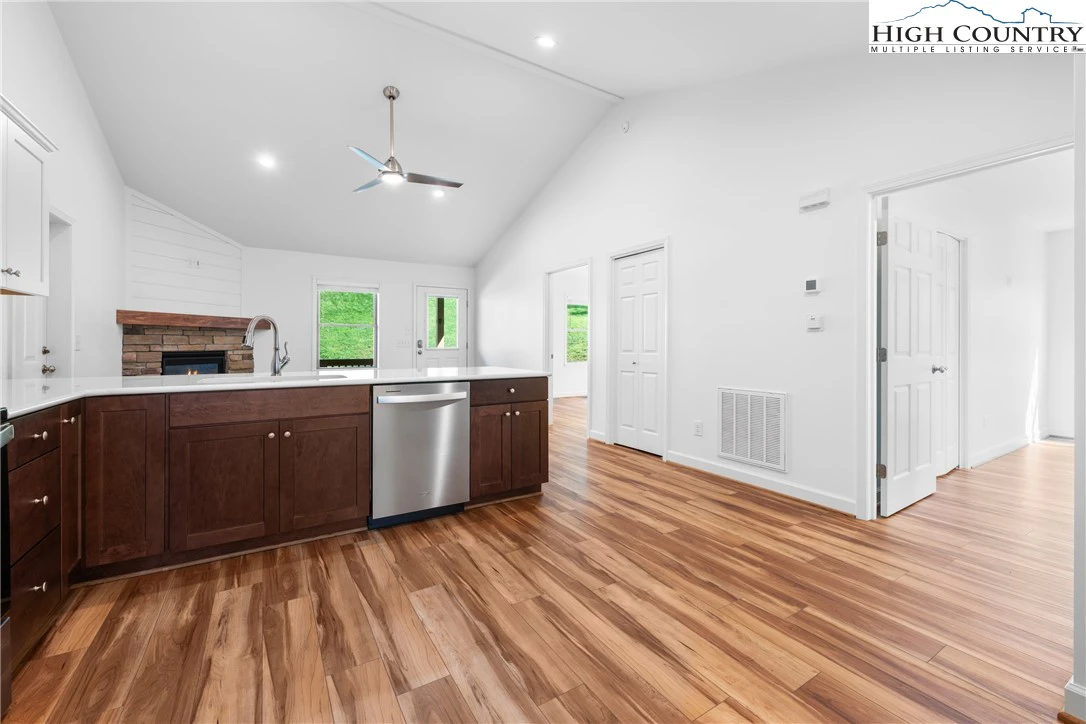 Image number 2 for the current listing