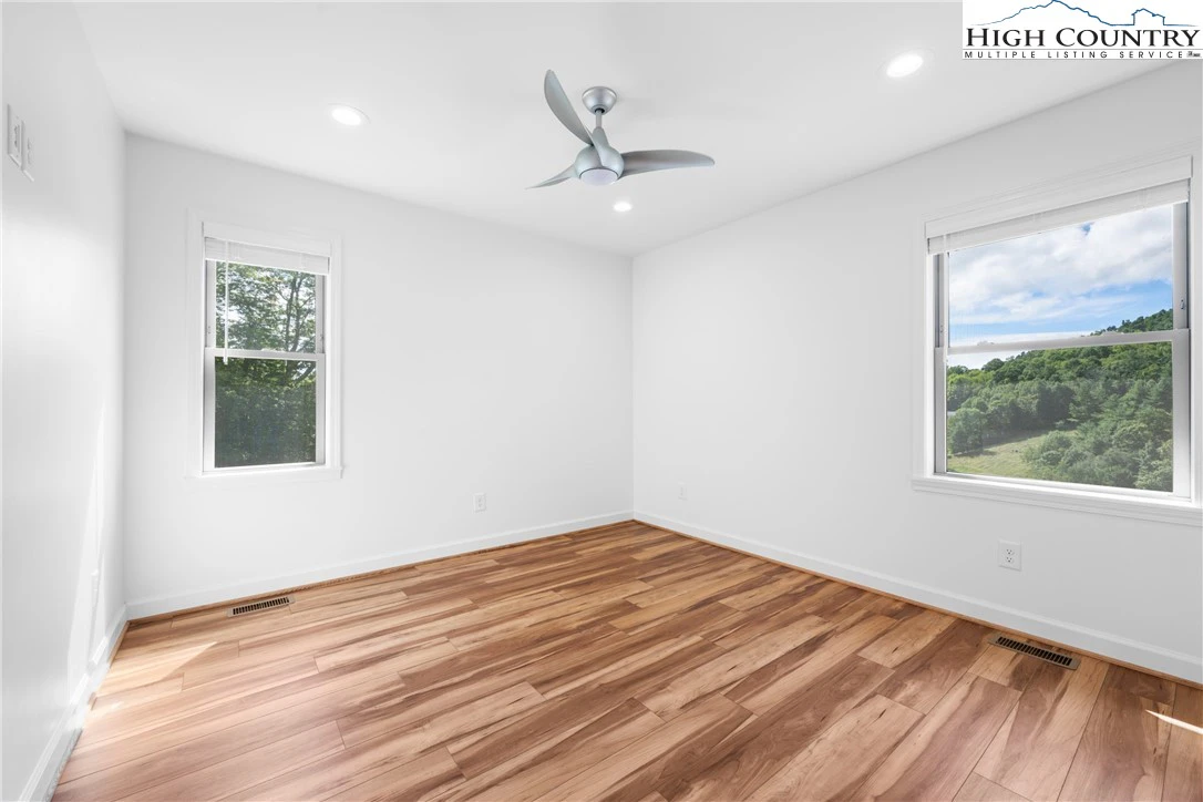 Image number 9 for the current listing