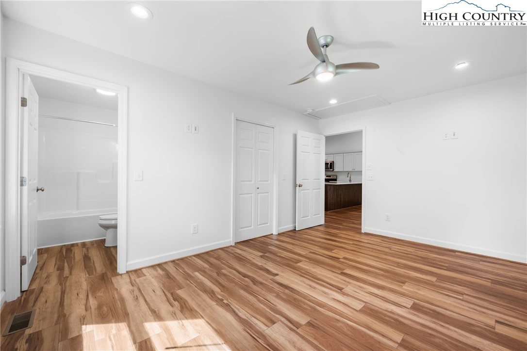 Image number 4 for the current listing