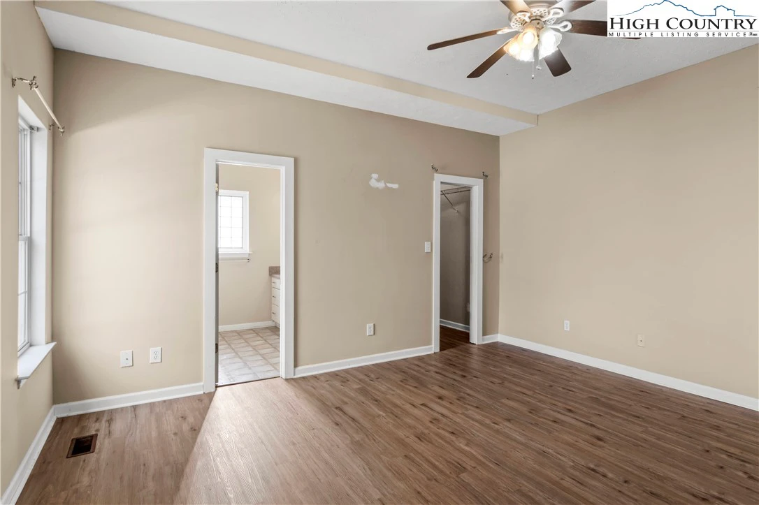 Image number 14 for the current listing