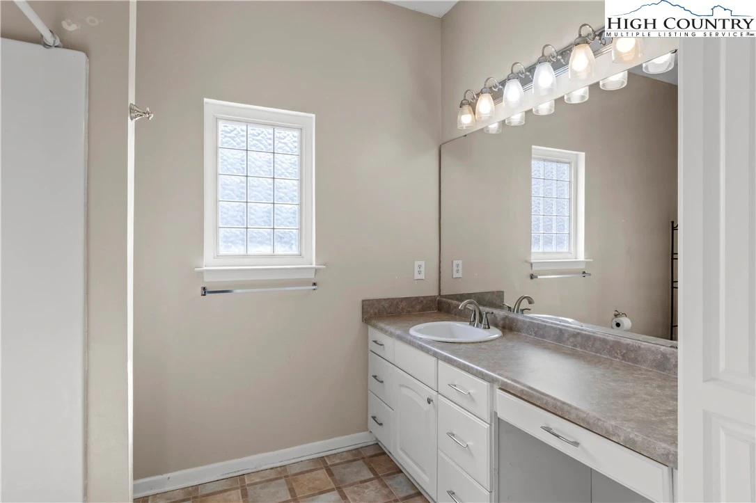 Image number 3 for the current listing