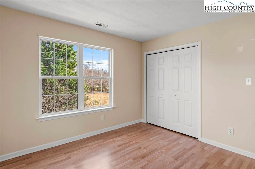 Image number 8 for the current listing
