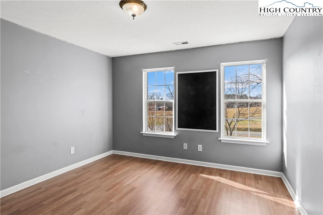 Image number 13 for the current listing