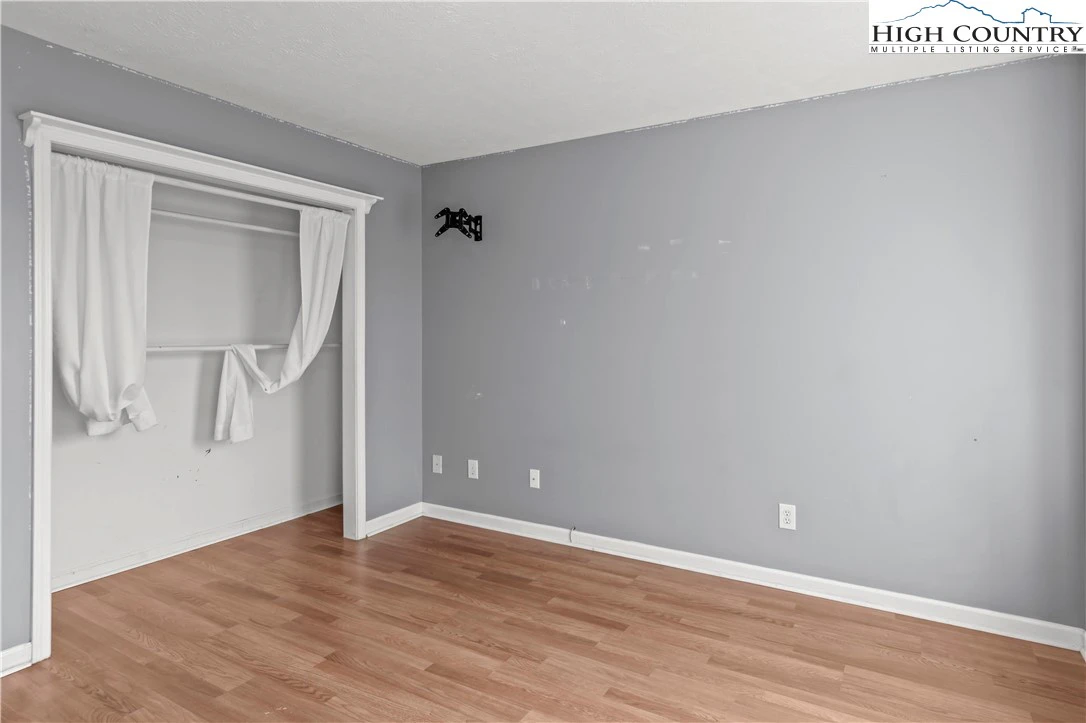 Image number 2 for the current listing
