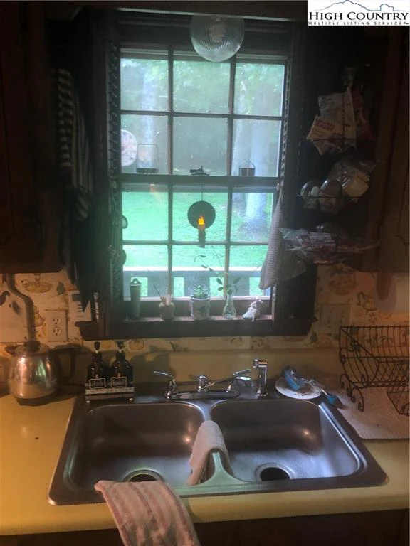 Image number 11 for the current listing