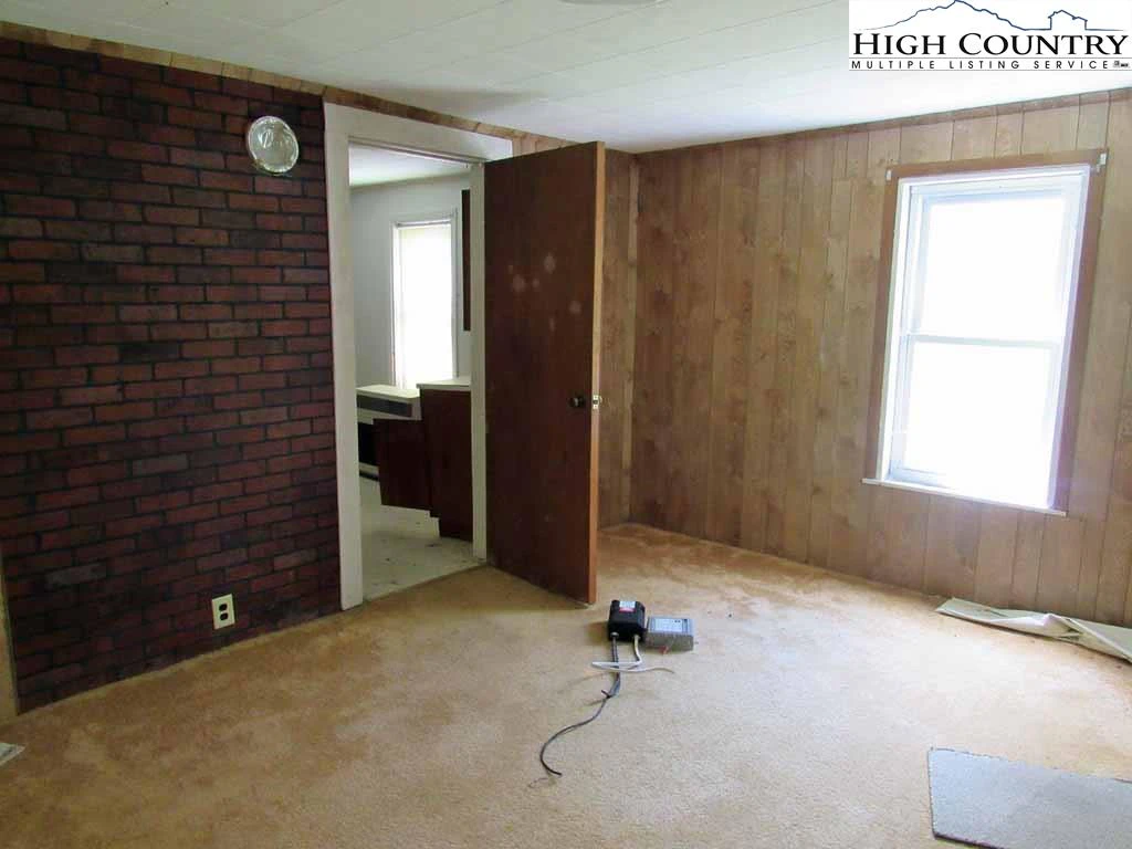 Image number 15 for the current listing