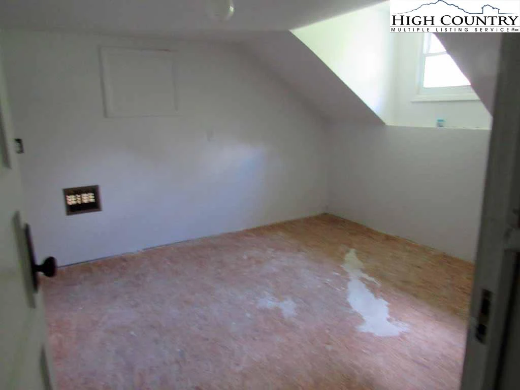 Image number 16 for the current listing