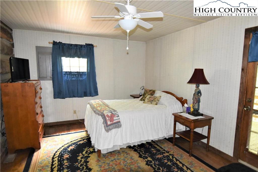Image number 15 for the current listing