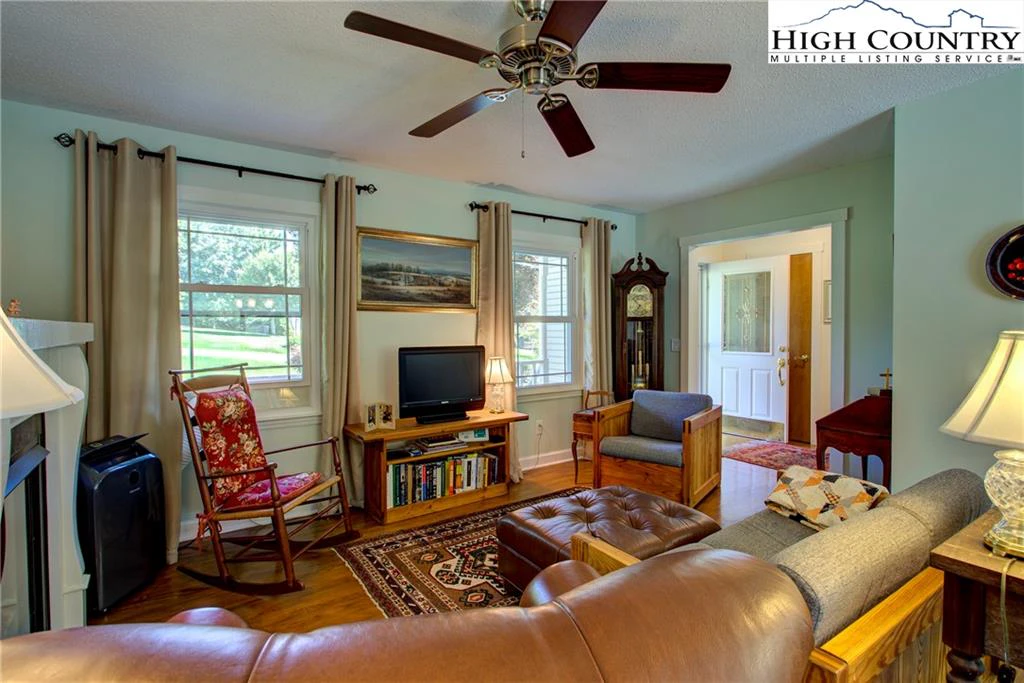 Image number 3 for the current listing