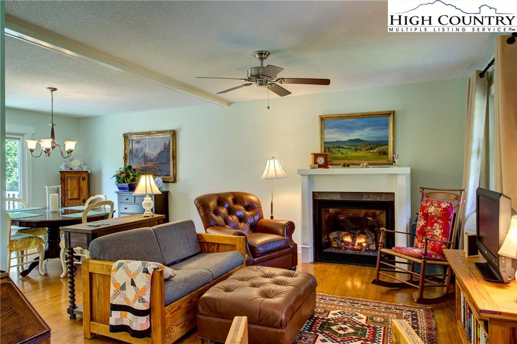 Image number 4 for the current listing