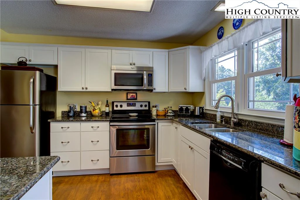 Image number 5 for the current listing