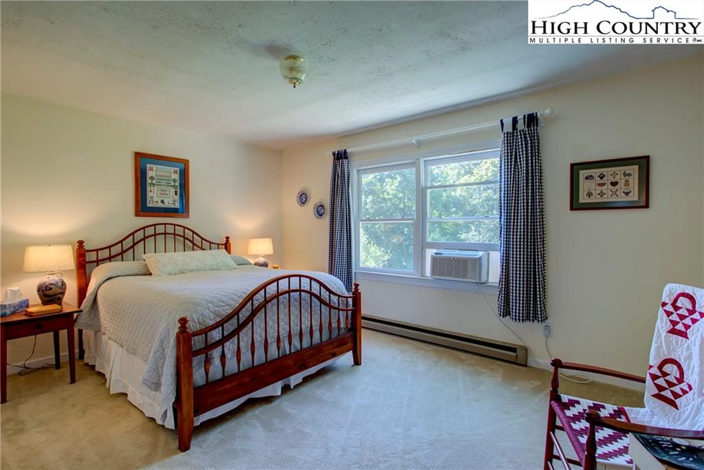 Image number 11 for the current listing