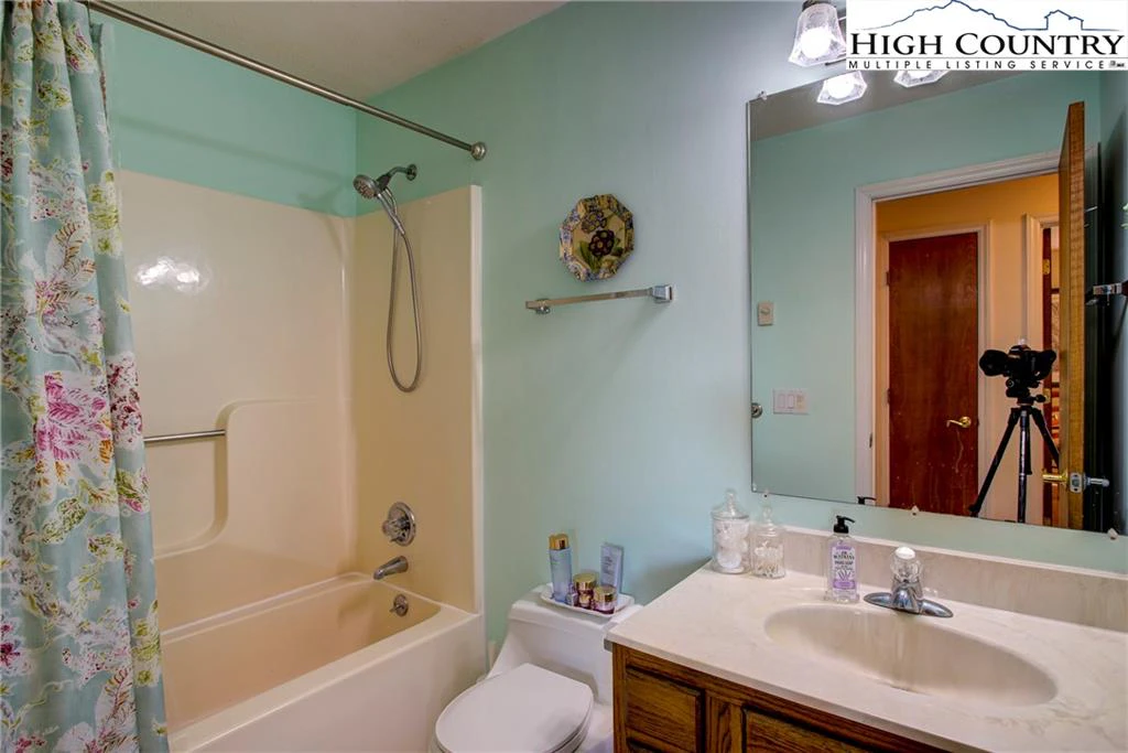 Image number 2 for the current listing