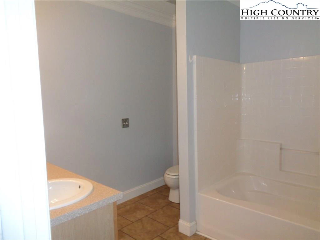 Image number 9 for the current listing