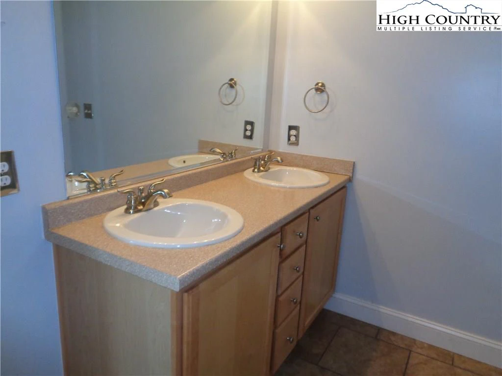 Image number 8 for the current listing