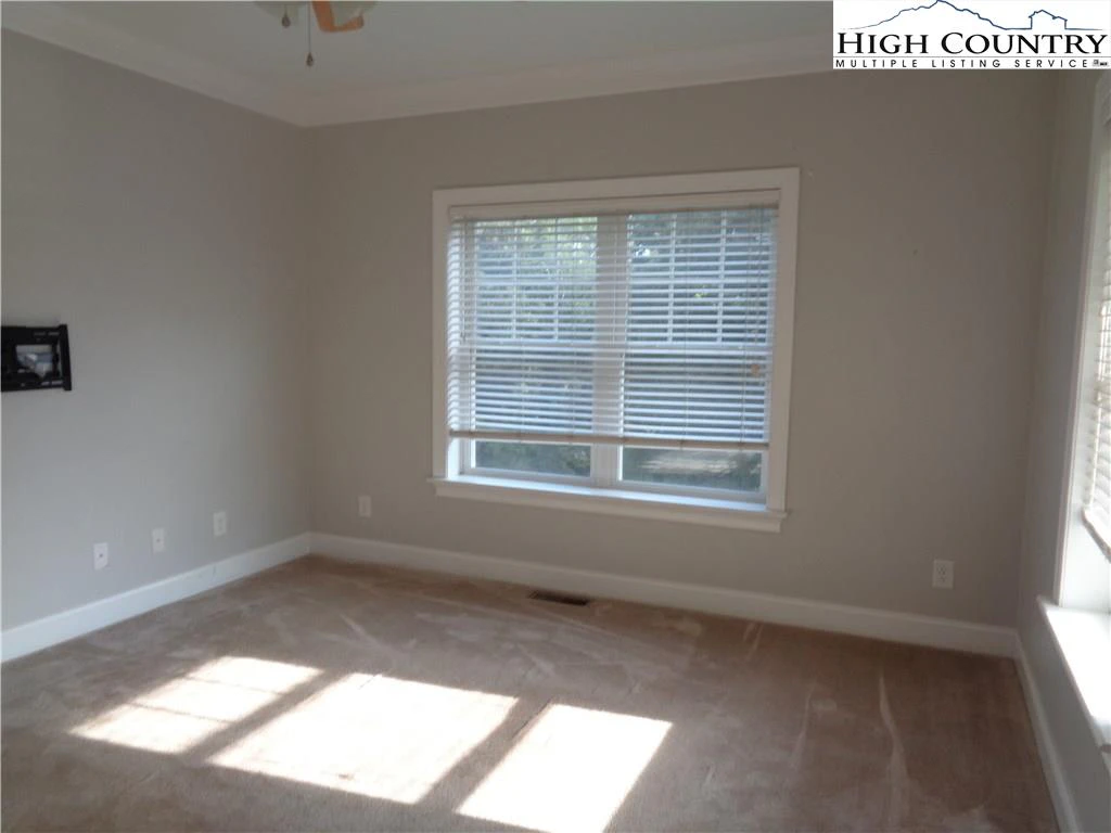 Image number 17 for the current listing