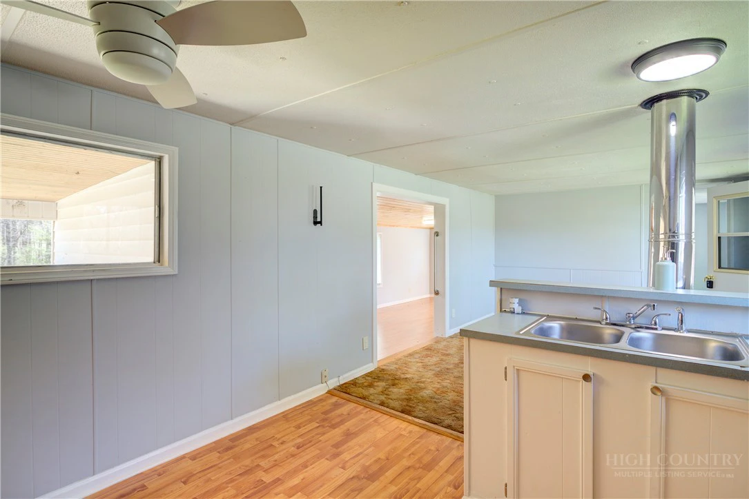 Image number 4 for the current listing