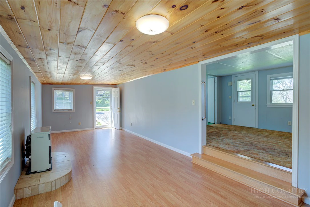 Image number 8 for the current listing