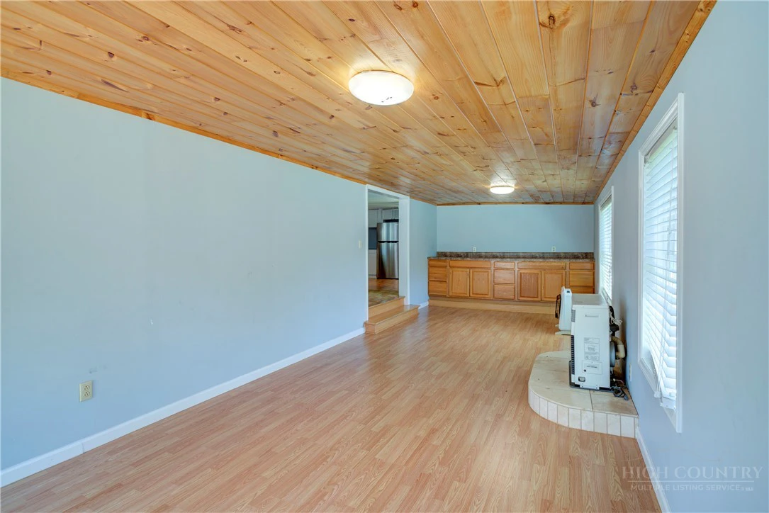Image number 9 for the current listing