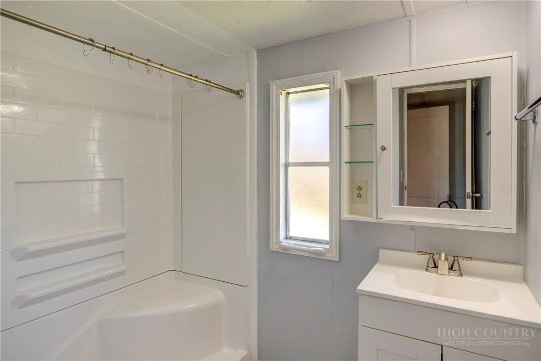Image number 19 for the current listing