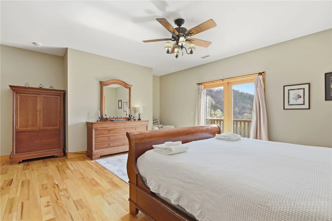 Image number 8 for the current listing