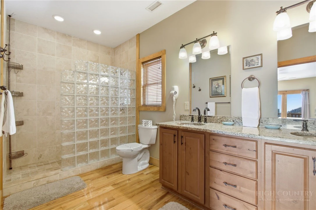 Image number 9 for the current listing