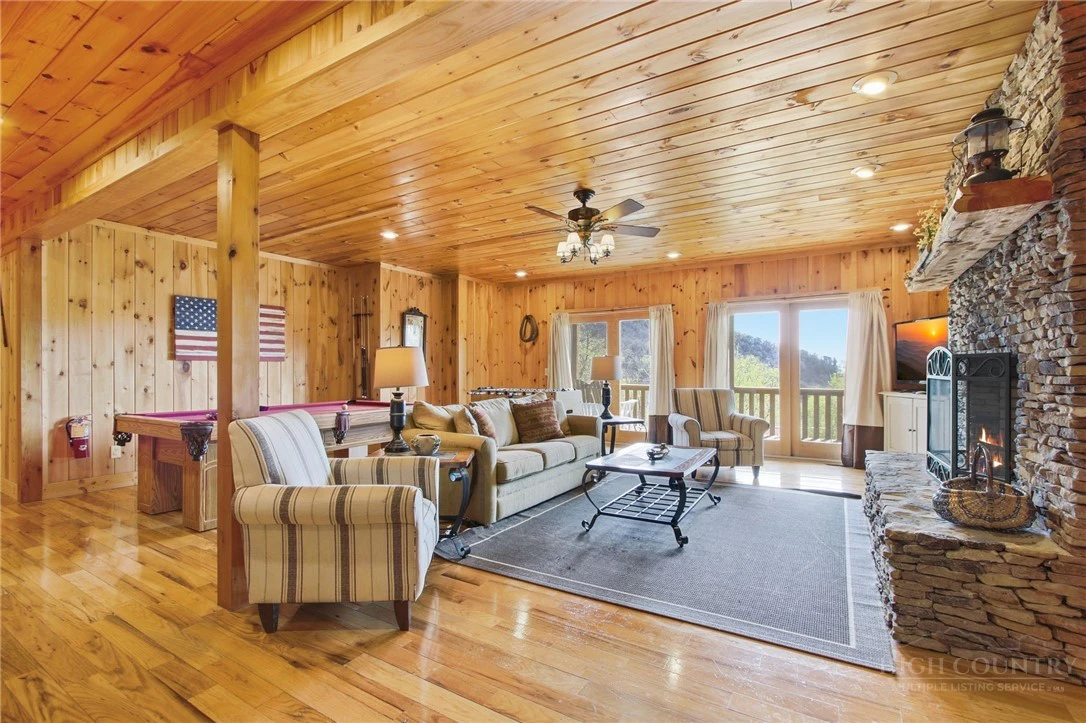 Image number 15 for the current listing
