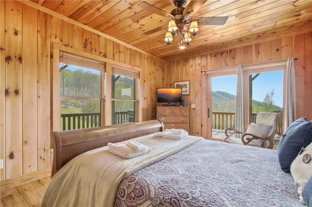 Image number 19 for the current listing