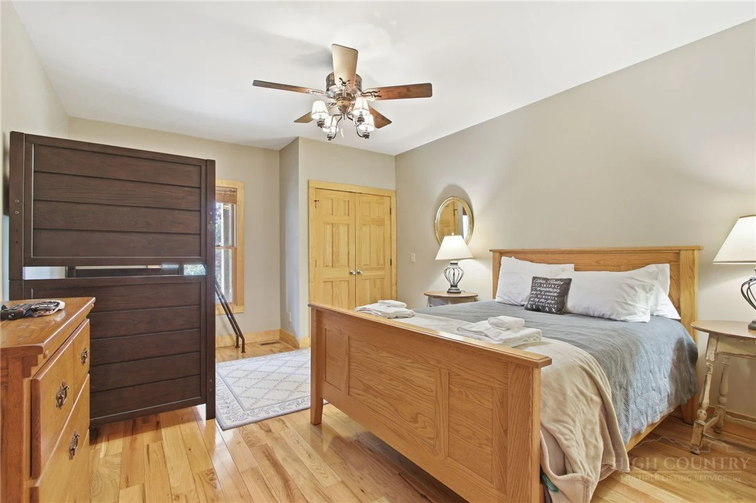 Image number 21 for the current listing