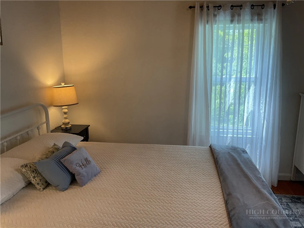 Image number 2 for the current listing
