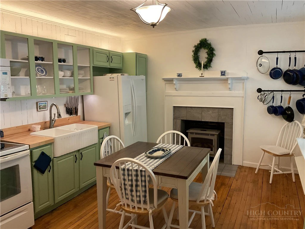 Image number 11 for the current listing