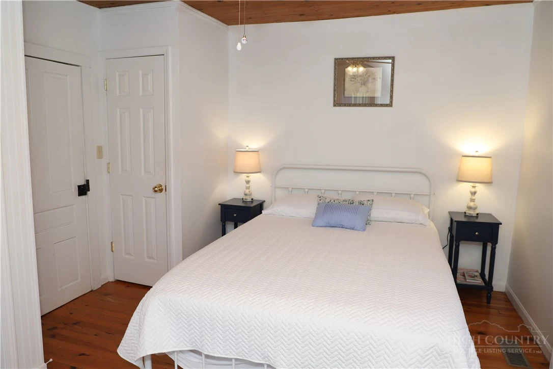 Image number 19 for the current listing