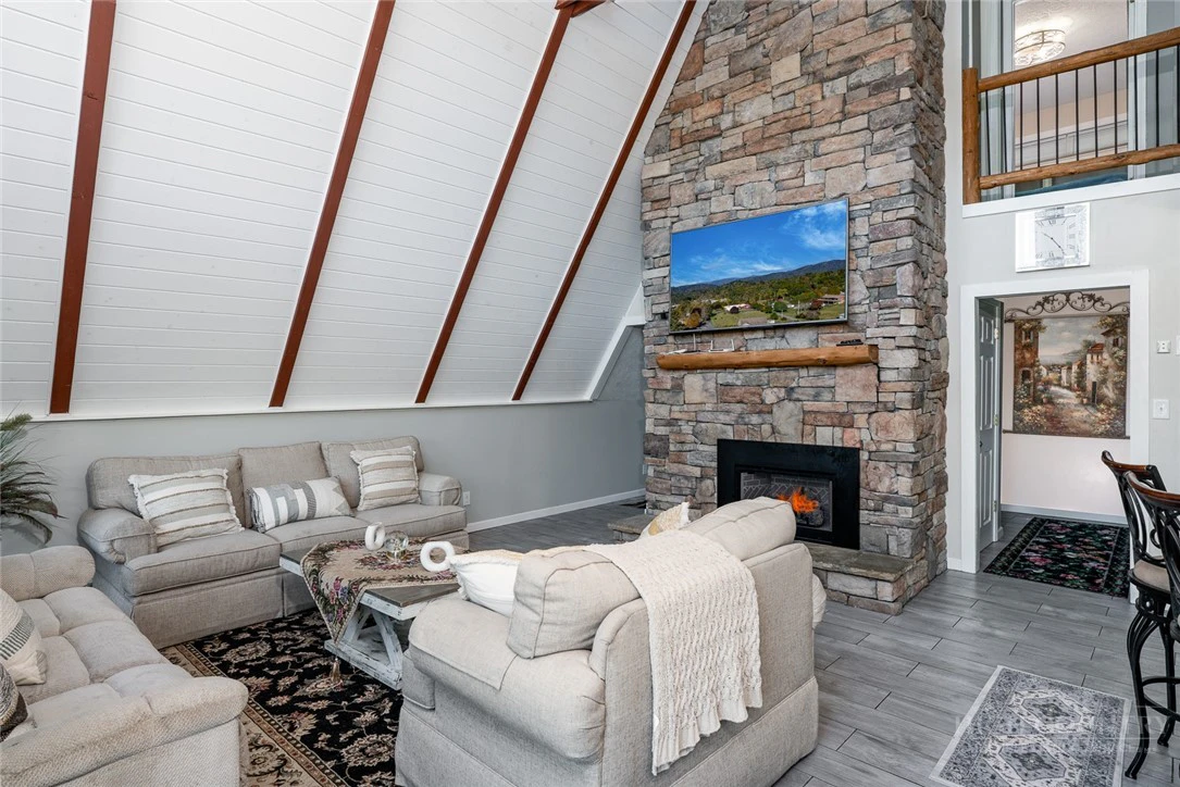 Image number 14 for the current listing