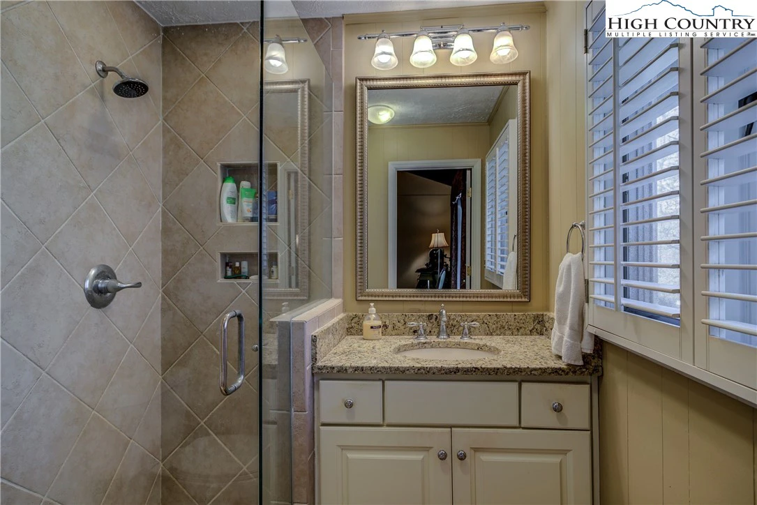 Image number 5 for the current listing