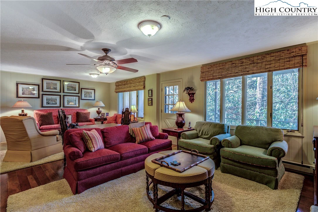 Image number 9 for the current listing