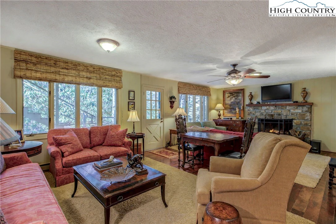 Image number 10 for the current listing