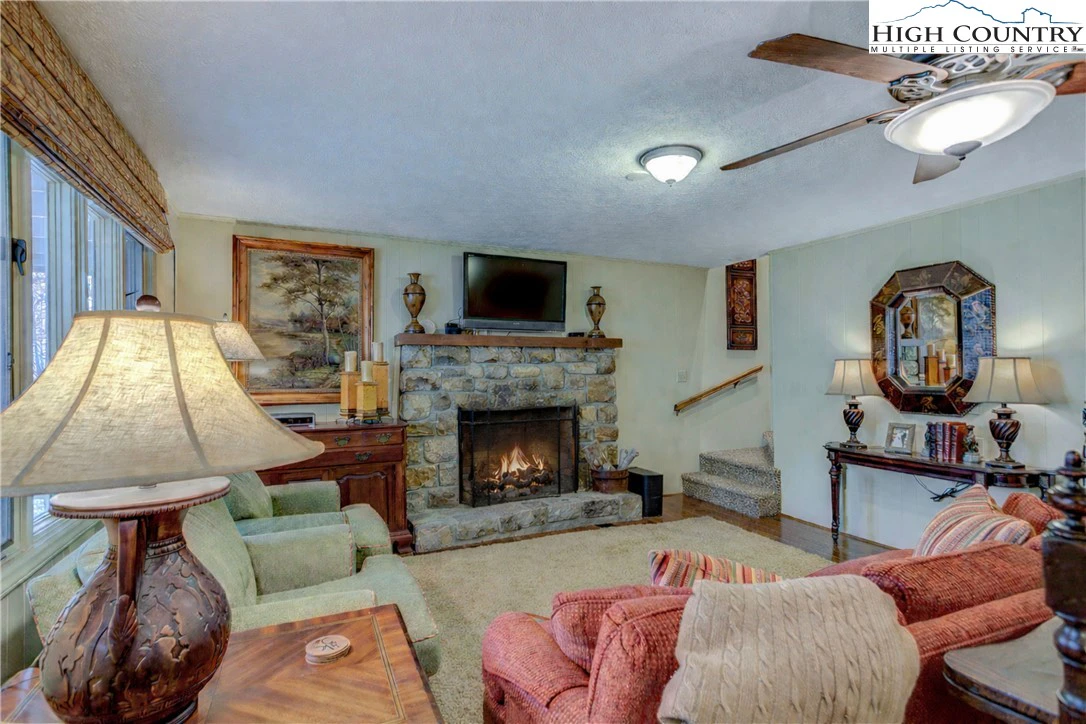 Image number 2 for the current listing
