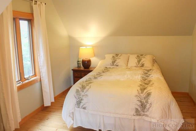 Image number 11 for the current listing