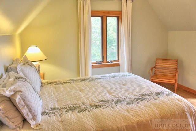 Image number 2 for the current listing