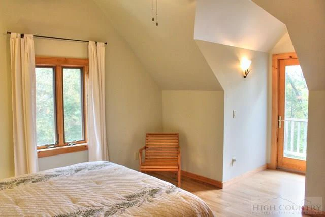 Image number 15 for the current listing