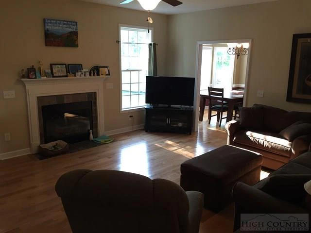 Image number 14 for the current listing