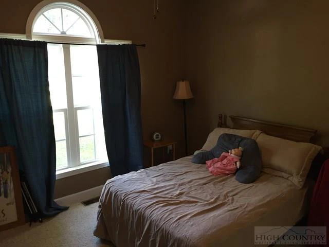 Image number 4 for the current listing