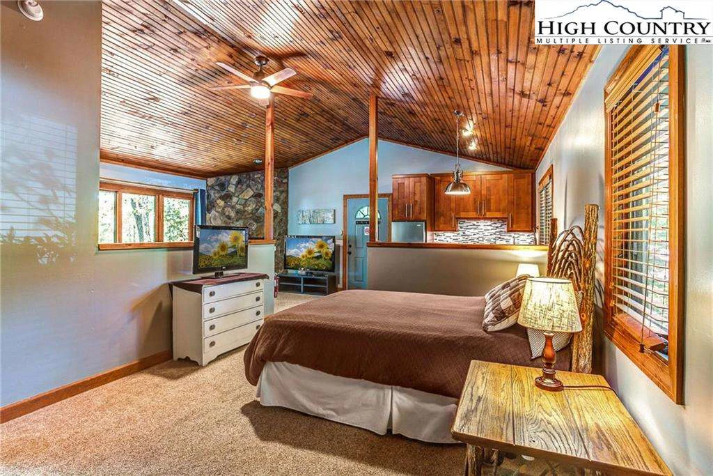 Image number 4 for the current listing