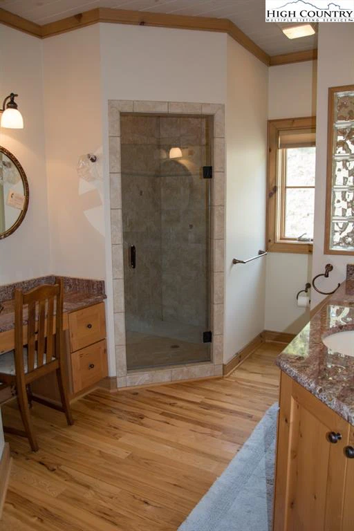 Image number 8 for the current listing