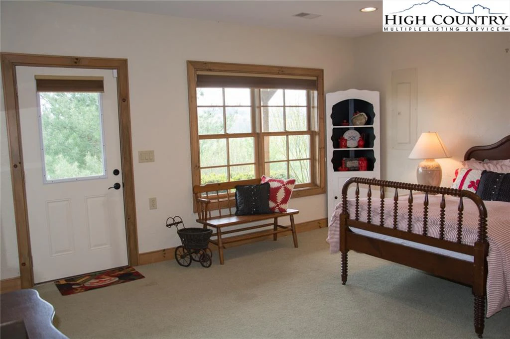 Image number 16 for the current listing